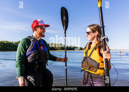 Couple qui pause de kayak sur la rivière d'Essex à Cox avec réservation gratuite dans l'Essex, Massachusetts Banque D'Images