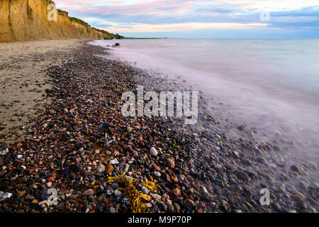 Plage avec côte escarpée entre Wustrow Ahrenshoop et, crépuscule, Fischland-darss-Zingst, mer Baltique, Mecklenburg-Vorpommern, Allemagne Banque D'Images