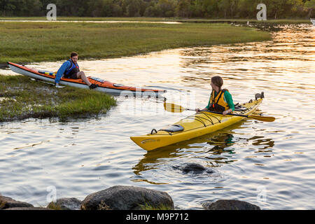 Les kayakistes sur la rivière d'Essex à Cox avec réservation gratuite dans l'Essex, Massachusetts Banque D'Images