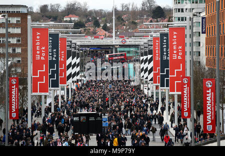 Fans font leur chemin vers le bas Wembley moyen avant la match amical au stade de Wembley, Londres. Banque D'Images