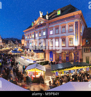 Marché de Noël avec des flocons, crépuscule, Gengenbach, Forêt Noire, Bade-Wurtemberg, Allemagne Banque D'Images