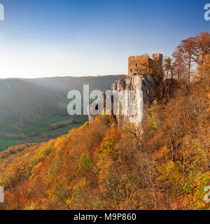 Reussenstein Ruine du château au-dessus de la vallée de Neidlingen en automne, Alpes Souabe, Bade-Wurtemberg, Allemagne Banque D'Images