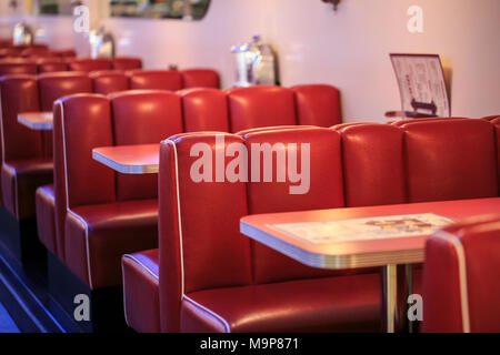 Sièges rouge dans un restaurant américain Banque D'Images