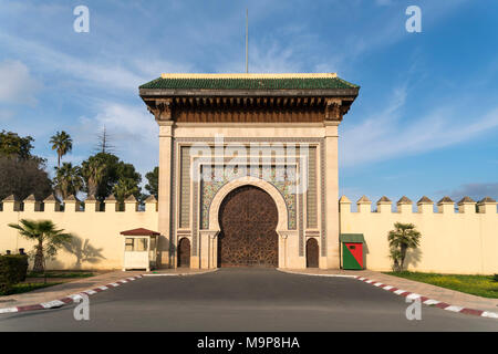 À la porte du Palais Royal Dar el-Makhzen, Fès, Maroc Banque D'Images