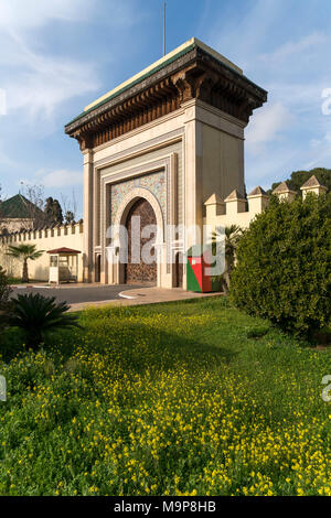 À la porte du Palais Royal Dar el-Makhzen, Fès, Maroc Banque D'Images