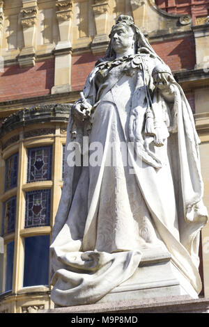 Statue en pierre de la reine Victoria, touché par une bombe allemande a déplacé cette statue un pouce sur son socle le 14 novembre 1940, à Royal Leamington Spa Banque D'Images