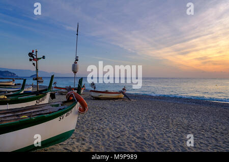 Bateaux de pêche sur la plage, sunrise, Noli, Riviera di Ponente, Ligurie, Italie Banque D'Images