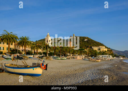 Bateaux de pêche sur la plage, Noli, Riviera di Ponente, Ligurie, Italie Banque D'Images