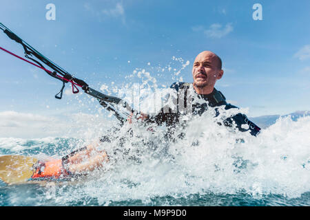 Photo d'action d'un kite surfer handicapés Banque D'Images