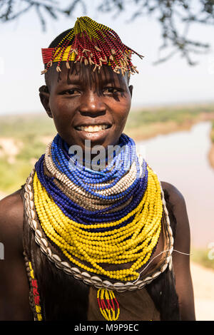 Jeune femme avec des bijoux traditionnels, portrait, tribu Karo, rivière Omo, dans le sud de l'ONU des nationalités et des peuples de la région" Banque D'Images