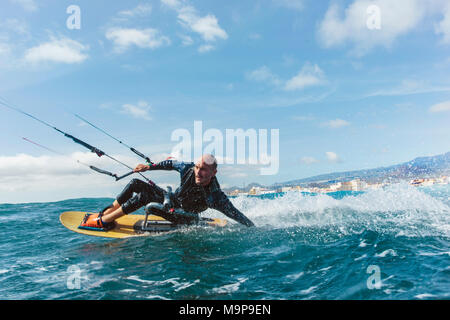 Photo d'action d'un kite surfer handicapés Banque D'Images