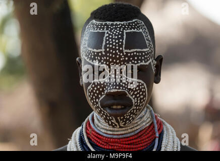 Jeune femme avec la peinture du visage de la tribu Karo, portrait, Nationalités et Peuples du Sud, l'Éthiopie Région' Banque D'Images