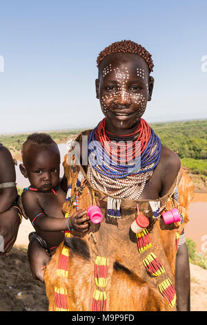 Les jeunes femmes avec la peinture du visage et son bébé, la tribu Karo, derrière la rivière Omo, dans le sud de l'ONU des nationalités et des peuples de la région" Banque D'Images