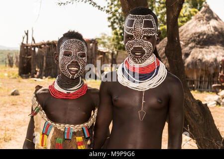 Deux jeunes filles avec la peinture du visage, tribu Karo, dans l'arrière pays du Sud village Karo, nationalités et peuples de la région" Banque D'Images