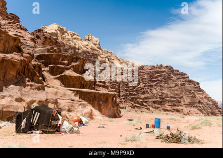 Veuve, bédouins vivant seule dans le désert de Wadi Rum, la vallée de la lune, dans le sud de la Jordanie Banque D'Images