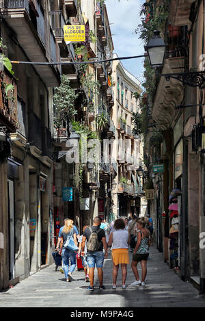 Personnes dans rue étroite entre les maisons, le quartier juif, Barcelone, Catalogne, Espagne Banque D'Images