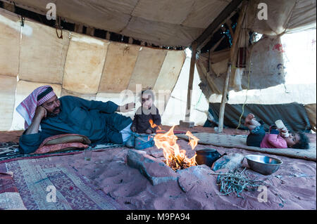 Famille Bedouine camping dans le Wadi Rum désert près de la frontière saoudienne. Banque D'Images