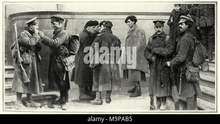 La Première Guerre mondiale, les soldats britanniques à l'extérieur de la gare de Waterloo après son retour de France, 1916 Banque D'Images