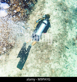Des bulles d'air sortant de plongeur au récif de corail sous l'eau Banque D'Images
