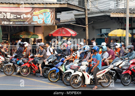 De nombreux cyclomotoristes sont en attente à une intersection, dans le trafic matin Thanon Charoen Krung, Bang Rak, Bangkok, Thaïlande Banque D'Images