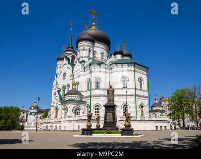 Voronezh (Russie - 6 mai 2017 : Vue de la cathédrale de l'annonciation sur la révolution de l'avenue de la ville de Voronezh Banque D'Images