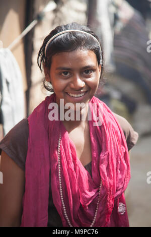 Jeune femme, souriant, dans le bidonville au dépotoir de Ghazipur, portrait, New Delhi, Inde Banque D'Images