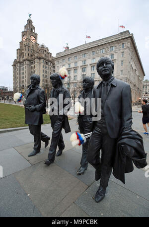 Bâtonnets de chatouilles sont placés sur les Beatles statue sur le front de mer de Liverpool, en mémoire de Sir Ken Dodd, avant son enterrement demain. Banque D'Images