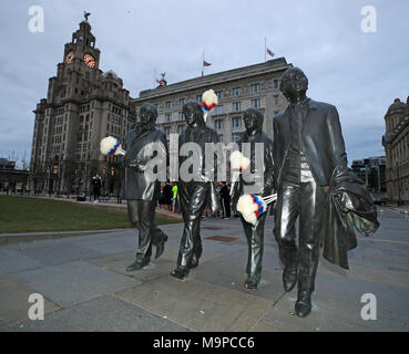 Bâtonnets de chatouilles sont placés sur les Beatles statue sur le front de mer de Liverpool, en mémoire de Sir Ken Dodd, avant son enterrement demain. Banque D'Images