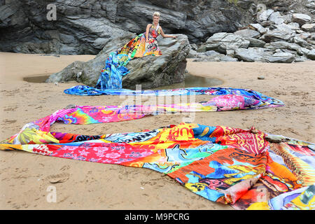 Emma Adams porte une robe faite de 100 jetés bodyboards pour mettre en évidence l'impact des déchets de plage sur l'environnement marin. La robe a un 72 foo Banque D'Images