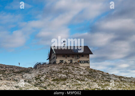 Pisciadù Hut, dans le nord de groupe du Sella, Dolomites, Tyrol du Sud, Italie Banque D'Images