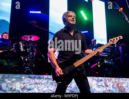 JJ Burnel, bassiste de The Stranglers live, Live G, Guildford, Royaume-Uni, 26 mars 2018. Banque D'Images