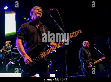 Les STRANGLERS live, JJ Burnel en premier plan, G Live, Guildford, Royaume-Uni, 26 mars 2018. Banque D'Images