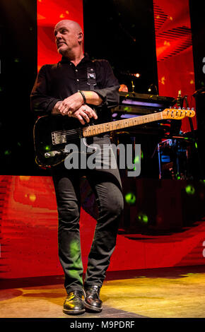 Baz Warne, guitariste de The Stranglers live, Live G, Guildford, Royaume-Uni, 26 mars 2018. Banque D'Images