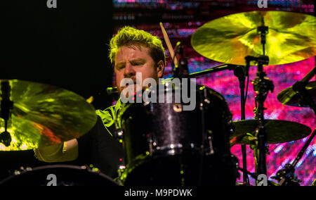 Jim MacAulay, touring batteur des STRANGLERS, live. G Live, Guildford, Royaume-Uni, 26 mars 2018. Banque D'Images