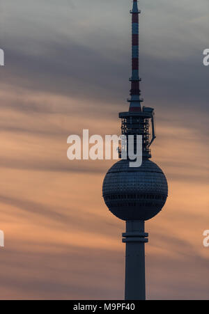 Berlin, Allemagne. Mar 27, 2018. 23 mars 2018, Allemagne, Berlin : le ciel est de couleur derrière le Telecafè pendant le coucher du soleil. Credit : Christophe Gateau/dpa/Alamy Live News Banque D'Images