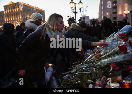 Moscou, Russie. Mar 27, 2018. Les gens déposent des fleurs pour pleurer les victimes d'un incendie dans un centre commercial à Kemerovo lors d'une cérémonie à Moscou, Russie, le 27 mars 2018. Le président russe Vladimir Poutine ont signé mardi un décret déclarant mercredi une journée de deuil national pour les victimes d'un grave incendie dans un centre commercial dans la ville sibérienne de Kemerovo, qui a tué au moins 64 personnes le 25 mars. Credit : Evgeny Sinitsyn/Xinhua/Alamy Live News Banque D'Images