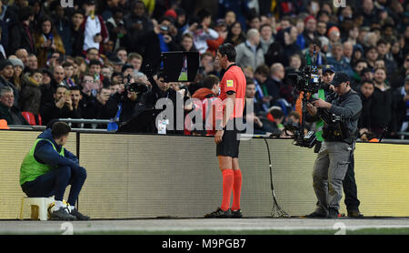 Arbitre Deniz Aytekin (GER) consulte l'arbitre assistant vidéo Écran (VAR) sur le côté du terrain et prix de mort à l'Italie dans la 2e moitié. L'ANGLETERRE V ITALIE ANGLETERRE V ITALIE, INTERNATIONAL FRIENDLY 27 mars 2018 GBB7098 RÉDACTION STRICTEMENT AMICAL INTERNATIONAL UNIQUEMENT. Si le joueur/joueurs représentés dans cette image est/sont de jouer pour un club anglais ou l'équipe d'Angleterre. Puis cette image ne peut être utilisé qu'à des fins rédactionnelles. Pas d'utilisation commerciale. Les usages suivants sont également restreintes MÊME SI DANS UN CONTEXTE ÉDITORIAL : utilisez conjointement avec, ou d'une partie du tout unaut Banque D'Images