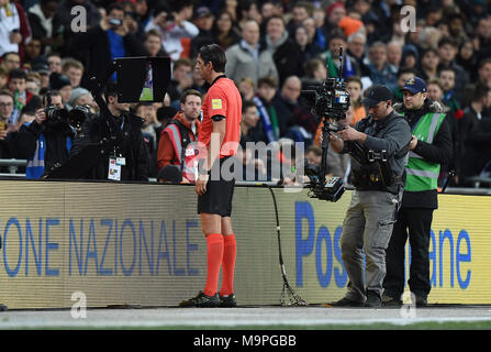 Arbitre Deniz Aytekin (GER) consulte l'arbitre assistant vidéo Écran (VAR) sur le côté du terrain et prix de mort à l'Italie dans la 2e moitié. L'ANGLETERRE V ITALIE ANGLETERRE V ITALIE, INTERNATIONAL FRIENDLY 27 mars 2018 GBB7100 RÉDACTION STRICTEMENT AMICAL INTERNATIONAL UNIQUEMENT. Si le joueur/joueurs représentés dans cette image est/sont de jouer pour un club anglais ou l'équipe d'Angleterre. Puis cette image ne peut être utilisé qu'à des fins rédactionnelles. Pas d'utilisation commerciale. Les usages suivants sont également restreintes MÊME SI DANS UN CONTEXTE ÉDITORIAL : utilisez conjointement avec, ou d'une partie du tout unaut Banque D'Images