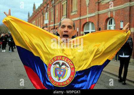 Fulham, London, UK. 27 mars, 2018. Un ventilateur de la Colombie-Britannique montre son appui avant de lancer. International Football friendly, Colombie-Britannique v l'Australie à Craven Cottage de Fulham, Londres, le mardi 27 mars 2018. Editorial N'utilisez que des photos par Steffan Bowen/Andrew Orchard la photographie de sport/Alamy live news Banque D'Images