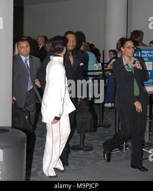 MIAMI BEACH, FL - Mars 17, 2006 : Prince d'être son habitude auto reclus à l'Aéroport International de Miami décide qu'il veut pas de photos comme sa force de sécurité se déplace dans d'attaquer les paparazzi. Le 17 mars 2006 à Miami Beach, Floride Personnes : Prince Banque D'Images