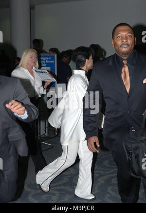 MIAMI BEACH, FL - Mars 17, 2006 : Prince d'être son habitude auto reclus à l'Aéroport International de Miami décide qu'il veut pas de photos comme sa force de sécurité se déplace dans d'attaquer les paparazzi. Le 17 mars 2006 à Miami Beach, Floride Personnes : Prince Banque D'Images