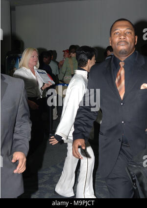 MIAMI BEACH, FL - Mars 17, 2006 : Prince d'être son habitude auto reclus à l'Aéroport International de Miami décide qu'il veut pas de photos comme sa force de sécurité se déplace dans d'attaquer les paparazzi. Le 17 mars 2006 à Miami Beach, Floride Personnes : Prince Banque D'Images