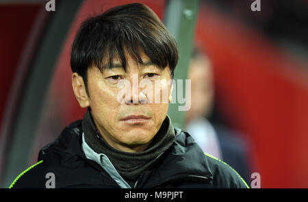 Chorzow, Pologne. Mar 27, 2018. Shin Tae-yong, entraîneur en chef de la Corée du Sud, réagit au cours d'un match amical entre la Pologne et la Corée du Sud à Chorzow, Pologne, le 27 mars 2018. La Pologne a gagné 3-2. Credit : Maciej Gillert/Xinhua/Alamy Live News Banque D'Images