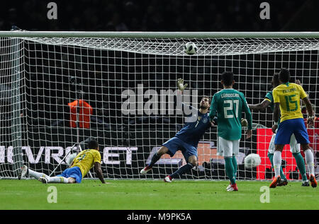 Berlin, Allemagne. Mar 27, 2018. Gabriel Jésus du Brésil (1re L) scores au cours d'un match amical entre l'Allemagne et le Brésil, à Berlin, capitale de l'Allemagne, le 27 mars 2018. Le Brésil a gagné 1-0. Credit : Shan Yuqi/Xinhua/Alamy Live News Banque D'Images