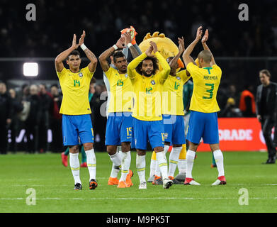 Berlin, Allemagne. Mar 27, 2018. Les joueurs du Brésil salue le public après un match amical entre l'Allemagne et le Brésil, à Berlin, capitale de l'Allemagne, le 27 mars 2018. Le Brésil a gagné 1-0. Credit : Shan Yuqi/Xinhua/Alamy Live News Banque D'Images