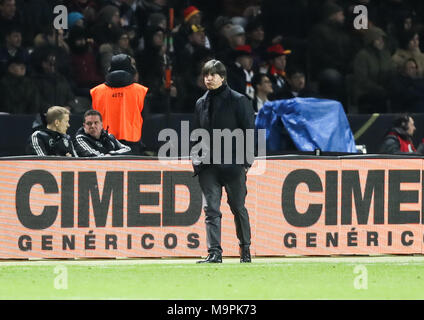 Berlin, Allemagne. Mar 27, 2018. L'entraîneur-chef de l'Allemagne Joachim Loew réagit au cours d'un match amical entre l'Allemagne et le Brésil, à Berlin, capitale de l'Allemagne, le 27 mars 2018. L'Allemagne a perdu 0-1. Credit : Shan Yuqi/Xinhua/Alamy Live News Banque D'Images