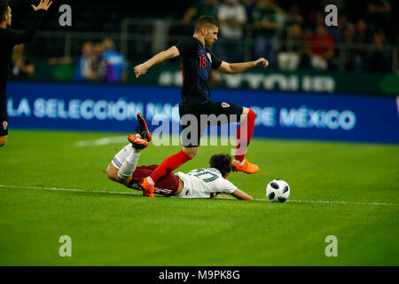 Arlington, Texas, USA. Mar 27, 2018. 27 mars 2018, Arlington Tx., USA. Ante Rebic (18) prend la balle d'Omar Govea (20) au cours de la première moitié du Mexique contre la Croatie match amical au stade ATT à Arlington, au Texas. Credit : Ralph Lauer/ZUMA/Alamy Fil Live News Banque D'Images