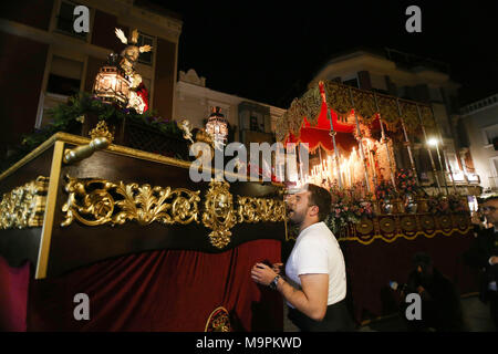 Talavera, Toledo, Espagne. Mar 28, 2018. Un ''costalero'' de la confrérie ''Maria de Gracia y Amparo'' chante devant l'image de ''Jésus Cautivo'' pendant les premières heures du mardi au mercredi saint.La Semaine sainte en Espagne est l'une des plus importantes et célèbre des fêtes religieuses en Espagne. Chaque année, des milliers de fidèles chrétiens célèbrent la Semaine Sainte de Pâques avec la crucifixion et la résurrection de Jésus Christ. Credit : Manu Haiti/SOPA Images/ZUMA/Alamy Fil Live News Banque D'Images