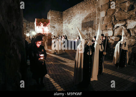 Talavera, Toledo, Espagne. Mar 28, 2018. Les femmes portant un ''mantilla'' (type robe pour femmes) au cours de la procession. La semaine sainte de Talavera est également considéré comme un intérêt touristique générale.La Semaine sainte en Espagne est l'une des plus importantes et célèbre des fêtes religieuses en Espagne. Chaque année, des milliers de fidèles chrétiens célèbrent la Semaine Sainte de Pâques avec la crucifixion et la résurrection de Jésus Christ. Credit : Manu Haiti/SOPA Images/ZUMA/Alamy Fil Live News Banque D'Images