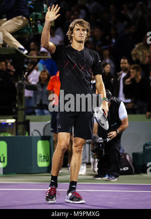 Key Biscayne, Floride, USA. Mar 27, 2018. Alexander Zverev de l'Allemagne salue la foule comme il célèbre sa victoire sur Nick Kyrgios de l'Australie pendant un quart au jour 10 de l'Open de Miami 2018 présenté par le tournoi de tennis professionnel Itau, joué au Tennis Center de Crandon Park à Zverev a gagné 6-4, 6-4. Mario Houben/CSM/Alamy Live News Banque D'Images